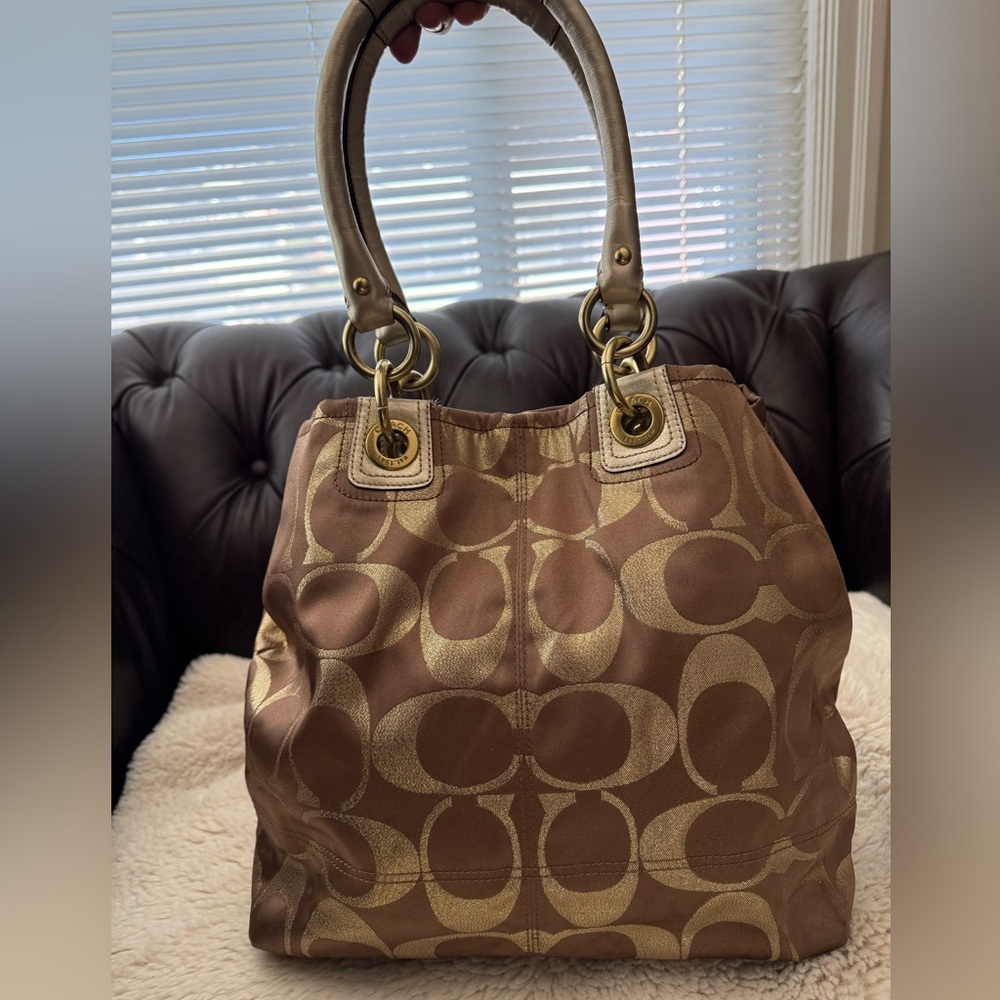 $25 TODAY ONLY ๐บ๐ธ Coach GUC Gold Brown Bag Big Interior *Pics for Minor Callouts - Picture 3 of 8